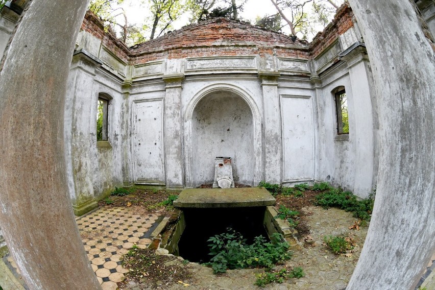 Wnętrze mauzoleum kryje odsłonięte wejście do znajdującej...