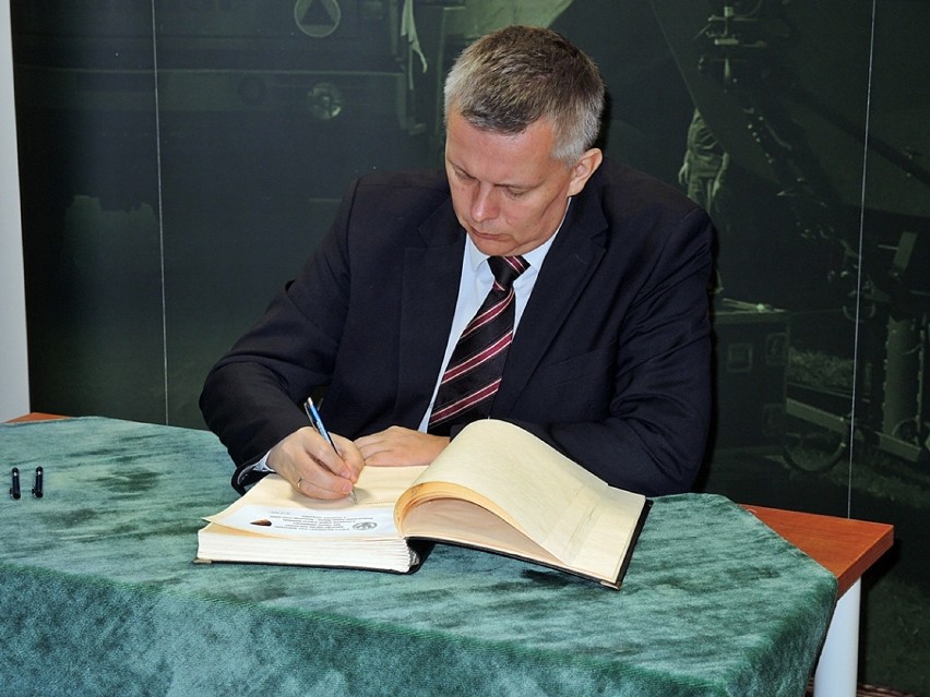 Minister obrony narodowej Tomasz Siemoniak wizytował dziś "białe koszary"
