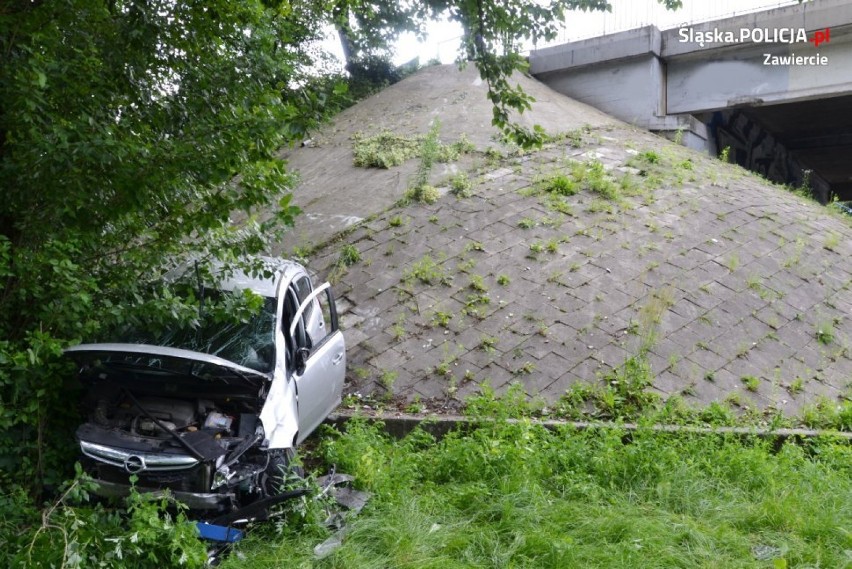 Opel spadł z wiaduktu w Zawierciu. Było o krok od tragedii