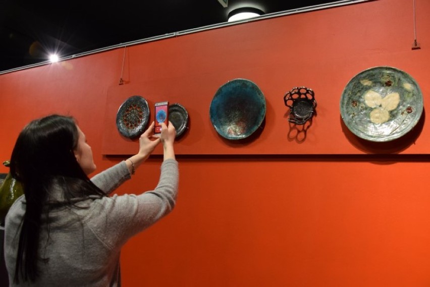 Wernisaż w Cieplewie: Spędzili 200 godzin na warsztatach z ceramiki, teraz można oglądać ich prace na wystawie [ZDJĘCIA]