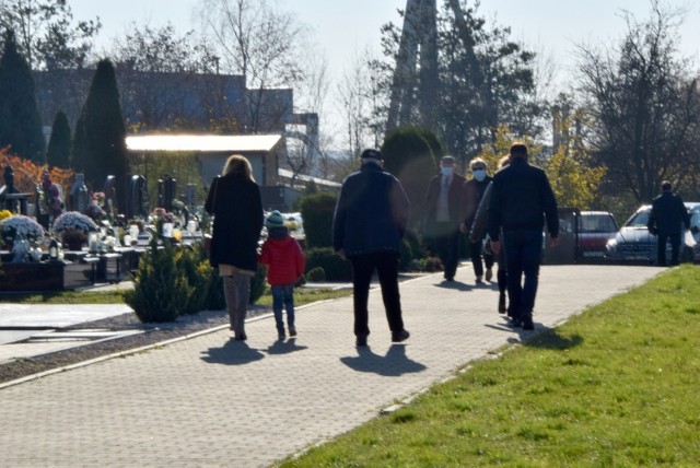 W ubiegłym tygodniu rząd ogłosił decyzję o zamknięciu cmentarzy w dniach od 31 października do 2 listopada. Było to związane oczywiście z ciągle rosnącymi przypadkami koronawirusa. Wielu mieszkańców Staszowa i nie tylko, którzy nie mogli odwiedzić grobów swoich bliskich we Wszystkich Świętych, ruszyło na cmentarz w niedzielę, 8 października. 

Na kolejnych slajdach zobaczycie ile osób było na cmentarzu w Staszowie>>>