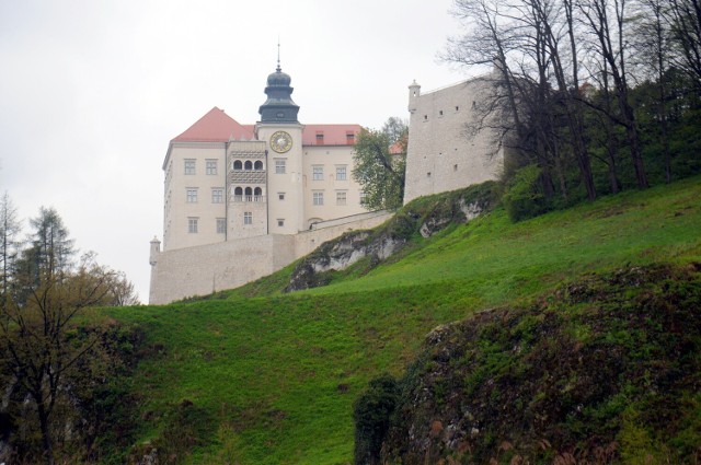 Zamek Pieskowa Skała w Sołuszowej jest miejscem, które warto zwiedzić nie tylko podczas niepogody.