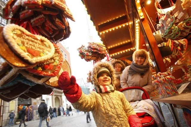 W tym roku na jarmarku popularne są zawieszki z piernika