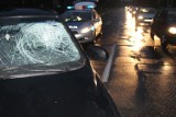Policja DG: auto wjechało w pieszego na Kasprzaka. Jest w ciężkim stanie [ZDJĘCIA]