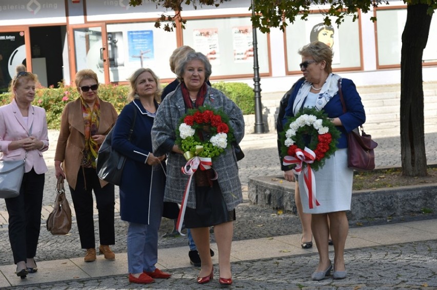 Złożenie kwiatów pod tablicą "Węgierską" w Legnicy [ZDJĘCIA]