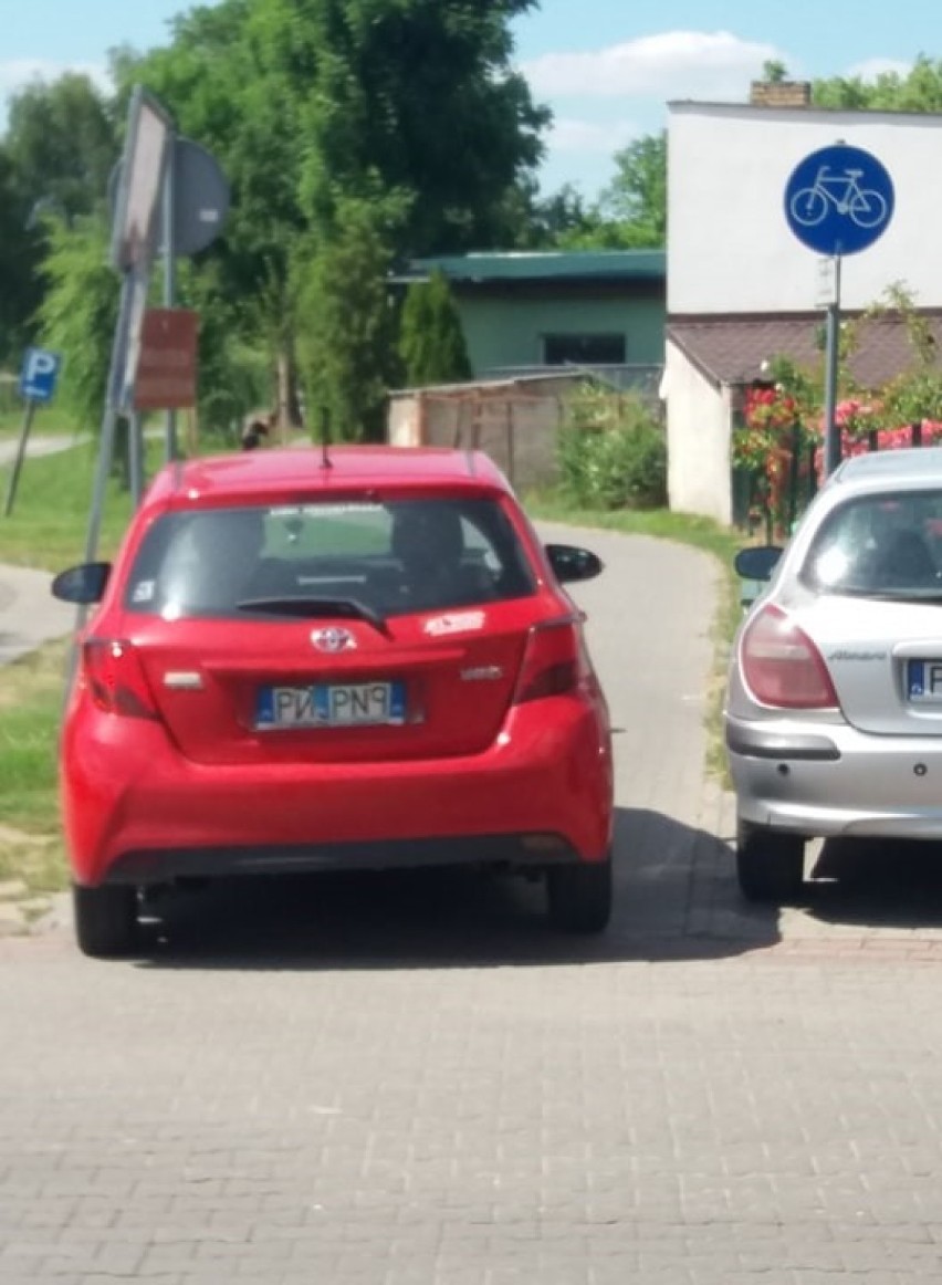 Mistrzowie Złego Parkowania są również w Zbąszyniu. Parkują swoje auta na chodnikach i przejściach dla pieszych!