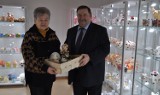 W Miejskiej Bibliotece w Stepnicy rośnie kolekcja świnek skarbonek