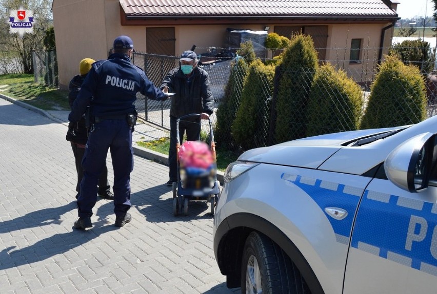 Krasnostawscy policjanci rozdawali maseczki mieszkańcom