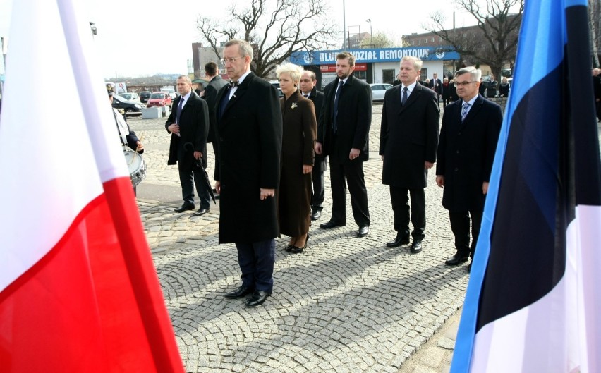 Prezydent Estonii w Gdańsku.Toomas Hendrik Ilves złożył wieniec pod Pomnikiem Poległych Stoczniowców