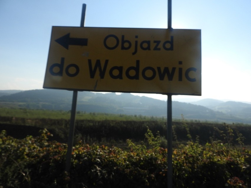 Na drogach dojazdowych są znaki informujące o objeździe