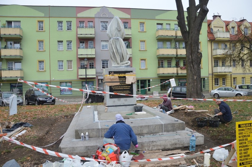 Montują pomnik Józefa Wybickiego na głogowskiej starówce