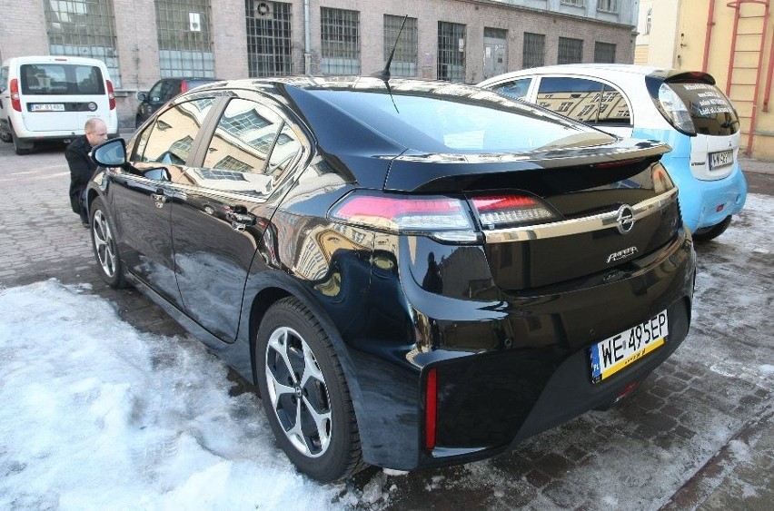 W Łodzi zaprezentowano cztery auta z napędem elektrycznym i...