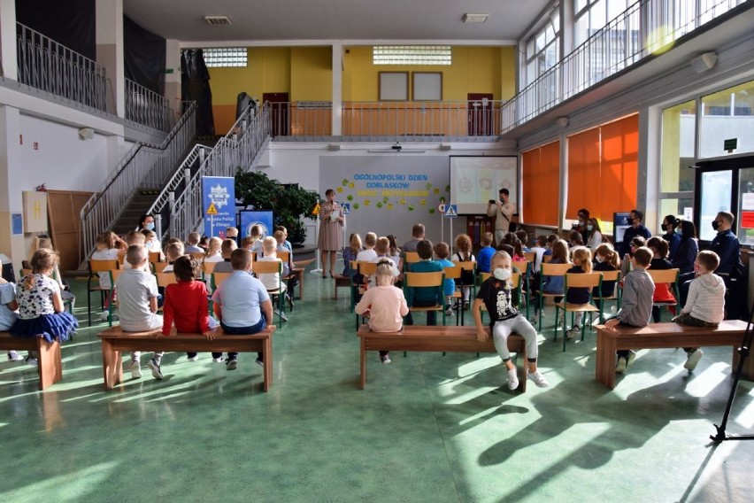 Blisko 2 tys. elementów odblaskowych trafi do elbląskich szkół w ramach "Świeć Przykładem" prowadzonej przez KMP w Elblągu