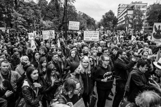 Czarny protest 8 marca w Warszawie. W Dzień Kobiet szykuje się Międzynarodowy Strajk Kobiet. Zmiany w komunikacji miejskiej w Śródmieściu