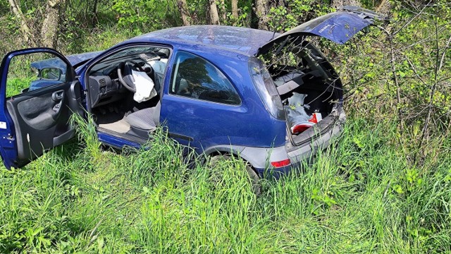 Pijany kierowca uszkodziła znaki drogowe w Czarnym Lesie, poźnej samochód wpadł do rowu