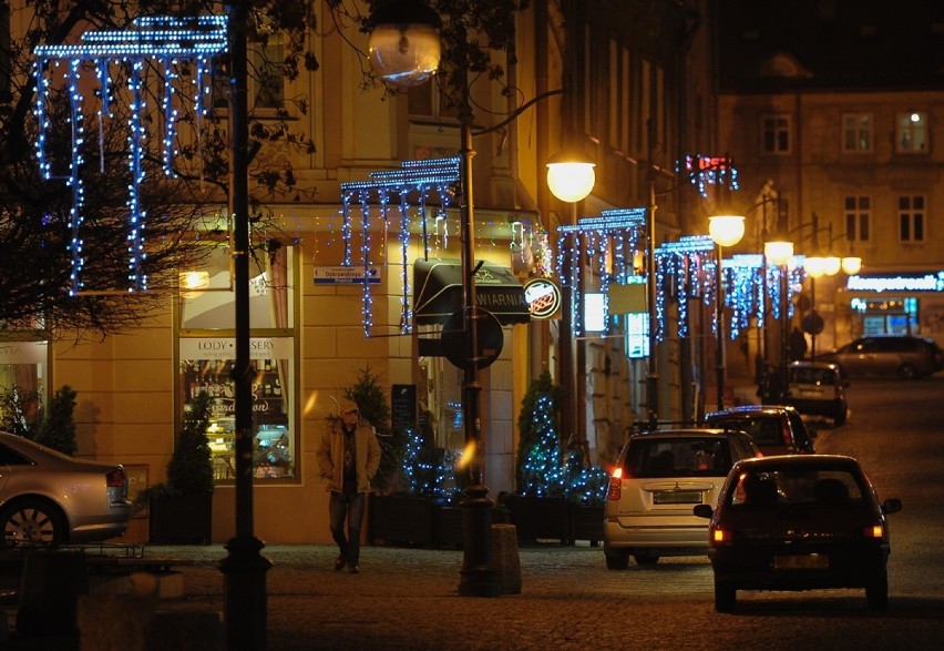 Świąteczne ozdoby na ulicach Przemyśla i na Rynku.
