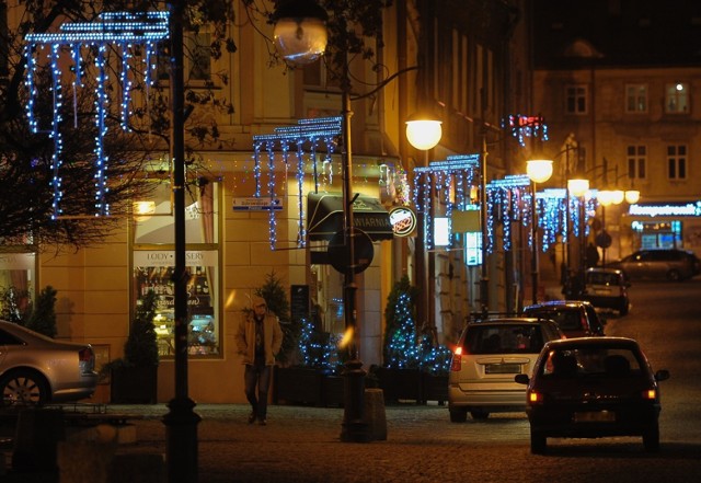 Świąteczne ozdoby na ulicach Przemyśla i na Rynku. 

