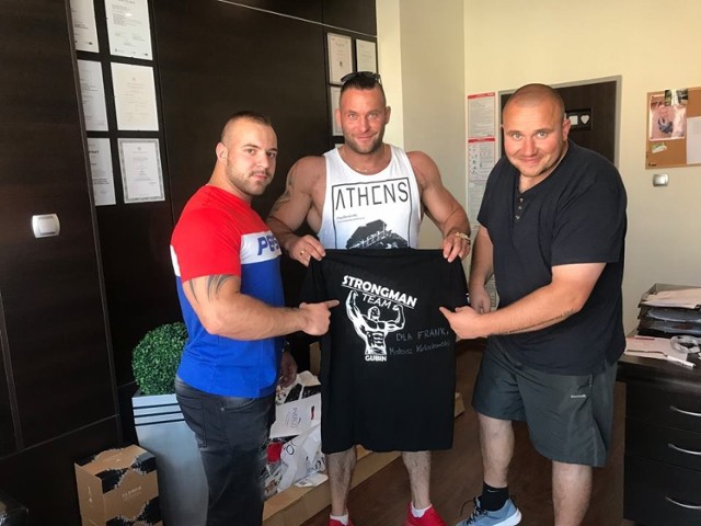 Kamil Kuśnierek z Esquadry oraz siłacze ze Strongmen Team Gubin z koszulką wicemistrza strongmenów, Mateusza Kieliszkowskiego, którą będzie można wylicytować podczas turnieju charytatywnego.