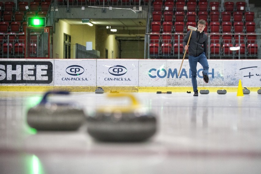 Curling to, wbrew pozorom, bardzo emocjonujący sport, który...