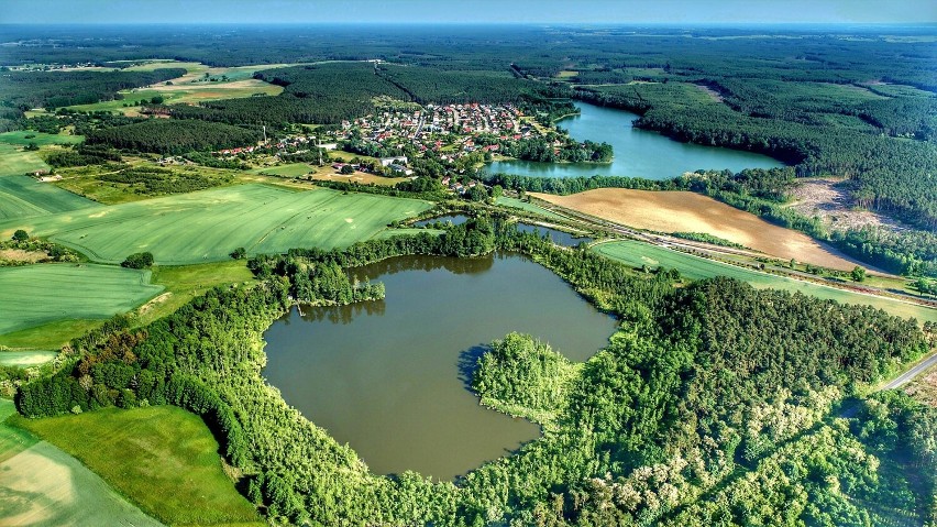 Jezioro Rozdrożne koło Bobowicka z lotu ptaka