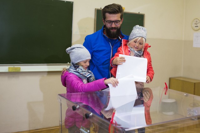 Wybory samorządowe 2018. Głosować można do godz. 21.