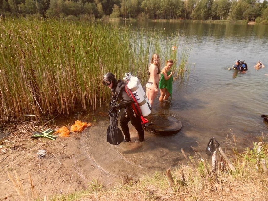 Tak kilka lat temu płetwonurkowie oczyszczali dno stawu nr...