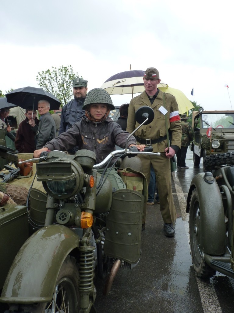 Zlot Pojazdów Militarnych Wapienniki 2012: Parada i pokaz w Radomsku [ZDJĘCIA+FILM]