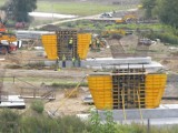 Budowa mostu w Toruniu. Widać kolejne postępy