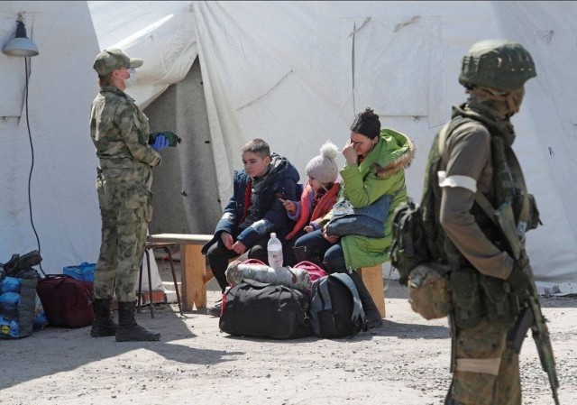 Pierwsze zdjęcia ewakuowanej z Azowstalu ludności cywilnej. Ponad 100 osób zostało ewakuowanych.