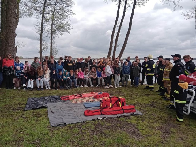 Strażacy i uczniowie na małej plaży w Nądni. Co było powodem ich wspólnego spotkania się, nad brzegami wód jeziora Błędno?