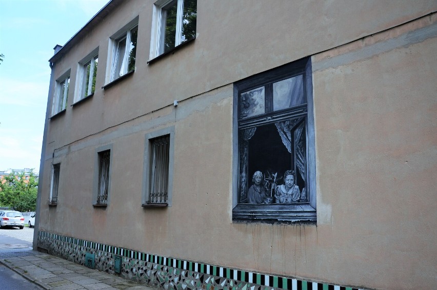 Nowy mural powstał na ścianie kamienicy przy ul. św. Antoniego. Autorami są tomaszowscy plastycy ZDJĘCIA