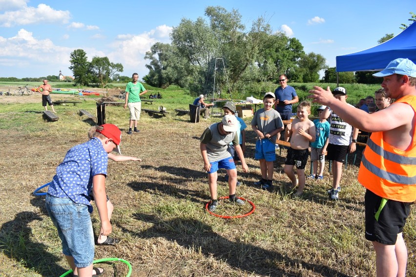 Piknik integracyjny nad Prosną. Organizatorzy zorganizowali zawody wędkarskie oraz przygotowali konkursy i zabawy dla dzieci oraz dorosłych
