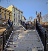 Nowe schody w brzeskim Parku Centralnym. Powstały na historycznym przebiegu alei