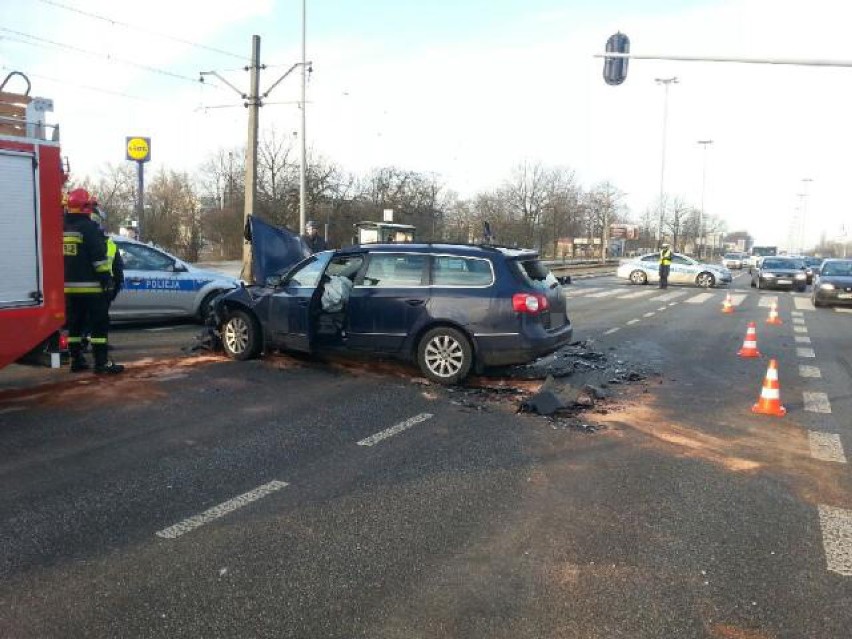 Wypadek na Aleksandrowskiej w Łodzi. Dwie osoby ranne