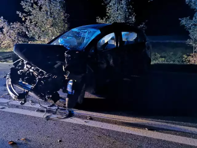 Wypadek w Siedliskach pod Tuchowem, kierowca golfa zasnął i ściął drzewo, 21.10.2023