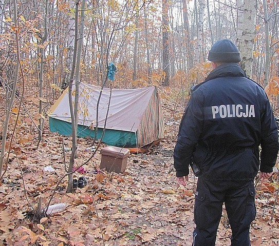 Podczas wspólnego patrolu policjanci i pracownik Miejskiego Ośrodka Pomocy Społecznej w Stalowej Woli sprawdzali miejsca, w których mogą przebywać osoby bezdomne. Informacje o takich miejscach dotarły na Policję i do Ośrodka Pomocy Społecznej od mieszkańców Stalowej Woli. Kontroli poddano Rodzinne Ogrody Działkowe, opuszczone altanki oraz zrujnowane budynki.