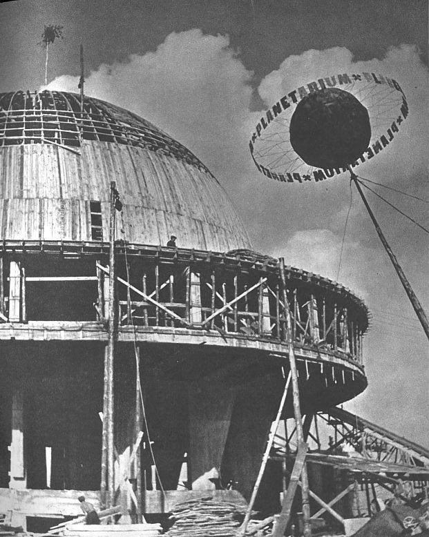 Największe i najstarsze planetarium w Polsce zostało ukończone w 1955 roku, w socrealizmie. To trudny okres dla krajowej architektury. 

Godne uwagi obiekty, które wówczas powstały, na Śląsku można zliczyć na palcach jednej ręki. Jednym z nich jest właśnie planetarium. Socrealizm historycznie jest już zamknięty. 

Można więc na niego spojrzeć obiektywnie, ocenić go. I ochraniać najważniejszy jego dorobek.