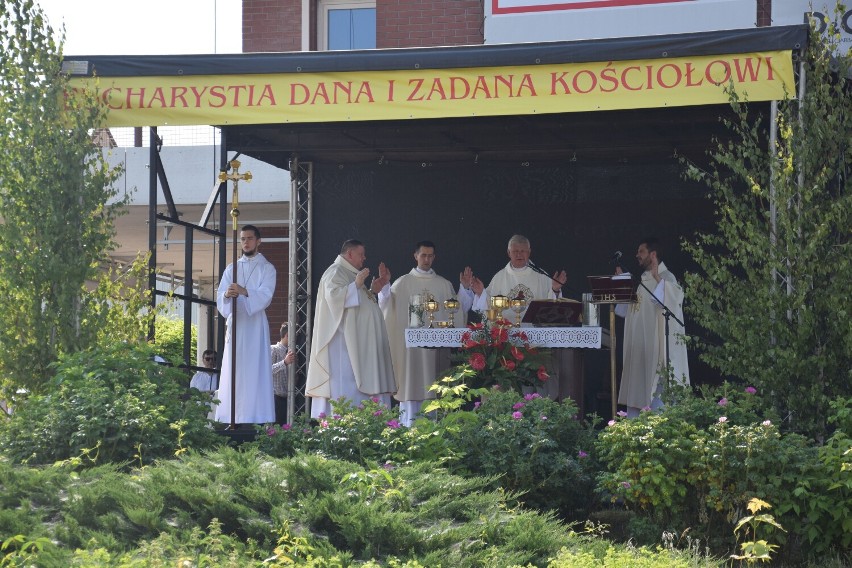 Wierni z parafii pw. NSJ licznie uczestniczyli w procesji...