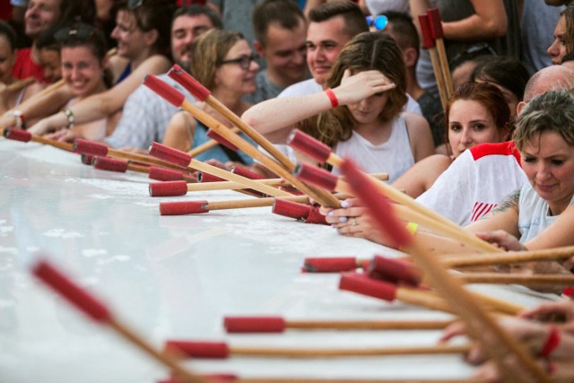 Tak było na festiwalu Drums Fusion 2017 w Bydgoszczy podczas bicia Rekordu Guinnessa w grze na Największym Bębnie Świata! A już 28 maja 2023 r.  podjęta zostanie kolejna próba pobicia Rekordu Guinnessa w największej liczbie osób grających na instrumentach z recyklingu.