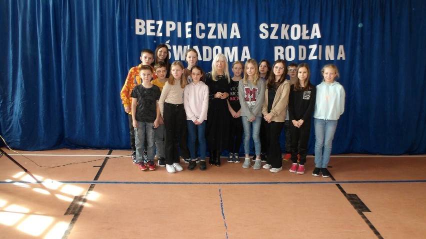 Młodzież, przedstawiciele władz i mieszkańcy spotkali się w Pajęcznie z Anną Marią Weosłowską