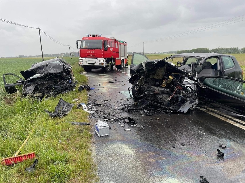 Kujawsko-Pomorskie. Groźny wypadek w powiecie nakielskim. Trzy osoby w szpitalu, jedna zginęła na miejscu