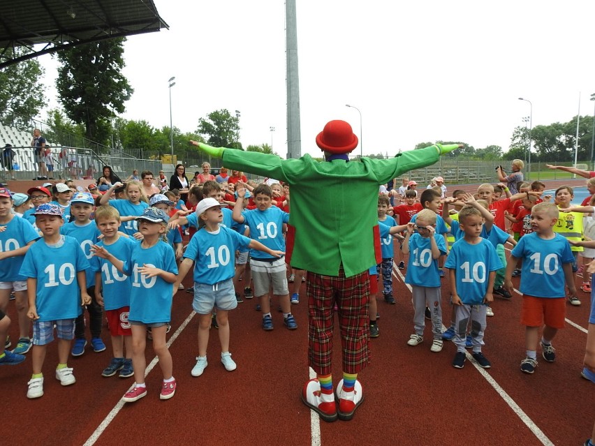 Biegły za liderem, łomżyńską lekkoatletyczką Justyną...