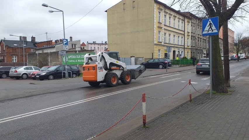 Trwa pozimowe uzupełnianie ubytków w drogach w kolejnych...