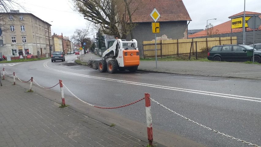 Trwa pozimowe uzupełnianie ubytków w drogach w kolejnych...