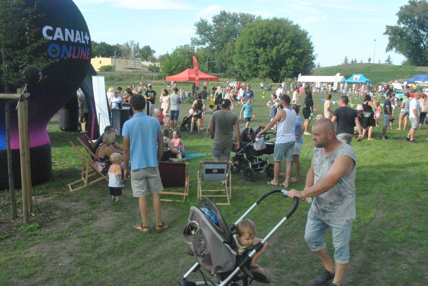 Strefa chillout na "Łazienkach" w Kościanie - kościaniacy tłumnie  pojawili się na pikniku przygotowanym na otwarcie góry Ferfeta [FOTO] 