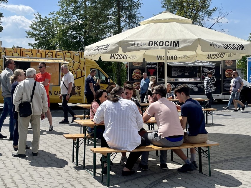 Atmosfera pikniku na zlocie food trucków w Krośnie. Mieszkańców skusiły oryginalne smaki [ZDJĘCIA]