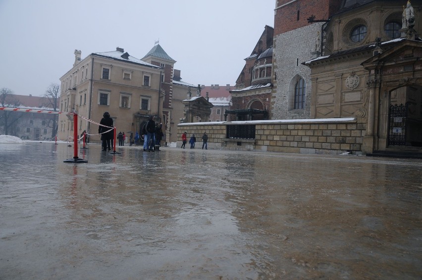 Na Wawelu powstało lodowisko [NOWE ZDJĘCIA]