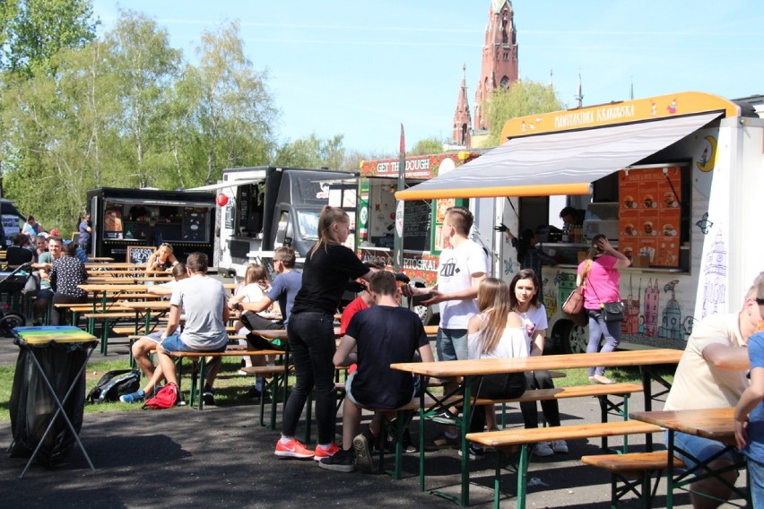 Foodtrucki są już w Parku Hallera. Zobaczcie, kto oferuje jedzenie [ZDJĘCIA]