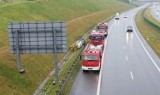 Dachowanie na autostradzie A1 w Świerklanach. Osobówka z ukraińską rejestracją wpadła w poślizg