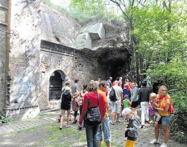 Przewodnicy z grupy PoPoznaniu.pl w sobotę zapraszają na spacer po poznańskich fortyfikacjach.  Razem z mieszkańcami szukać będą śladów budowli obronnych chroniących Poznań pochodzących z różnych epok - począwszy od X wieku, a skończywszy na XIX wieku. W sobotę zaplanowano dwie wycieczki o godz. 10 i 15. Wystartują one sprzed Katedry na Ostrowie Tumskim.

Zobacz też: Snajper 2014 w sobotę na poligonie w Biedrusku